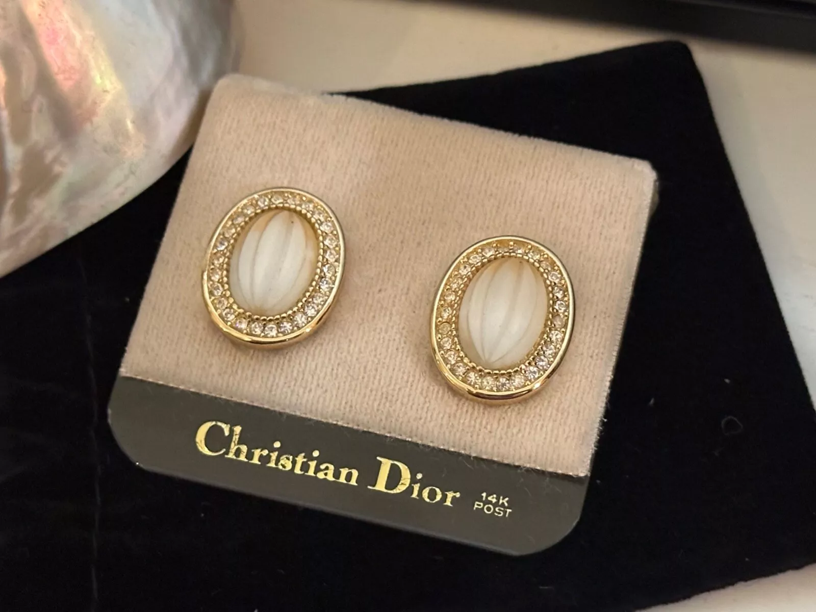 Boucles d'oreilles Christian Dior   Boucles d'oreilles dorées, verre camphre et cristal   Vintage années 90 NOS