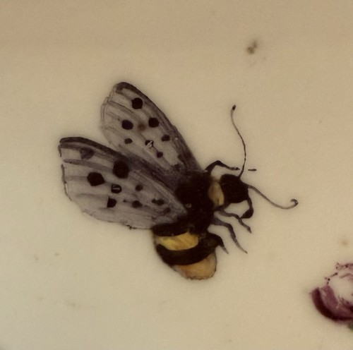 Antiguo plato de postre Chelsea en forma de corazón, con insectos y flores C 1750 - Imagen 5 de 19