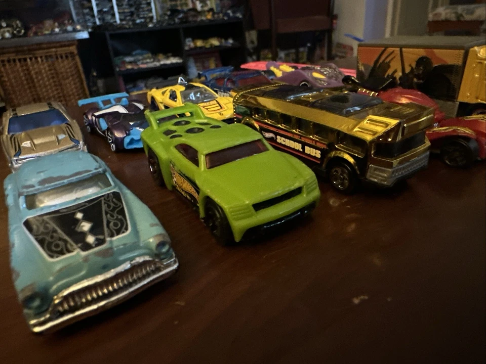 Lote de coches de juguete Hot Wheels: 10 coches surtidos diez; excelente estado, 2 coches de Star Wars Foto 3 de 4