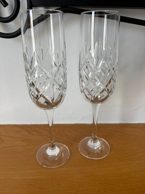 2 schöne Vintage Sektflöten aus klar geschliffenem Kristallglas. 8 1/2 Zoll groß.