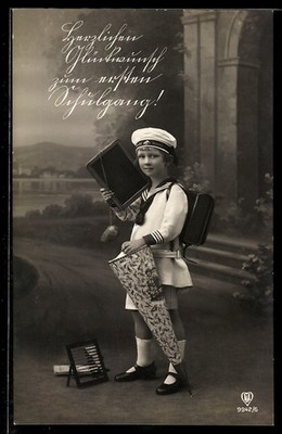Foto-AK HB: 9942 /6, Junge mit Schuktüte, Tafel und Abacus 