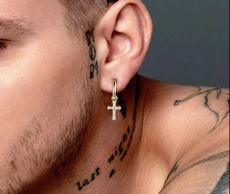 Pendientes pequeños tipo aro huggie enchapados en oro de 18 quilates circonita cúbica con palanca trasera cruzada para hombres y mujeres Foto 4 de 4