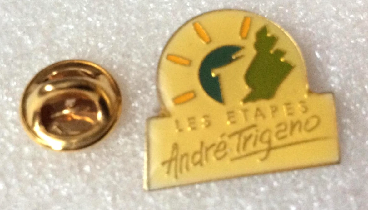 Pin's Vintage Programme Télé "Pie 3 Pour Une Fille" - Rare - Dos Plastique - Années 80/90
