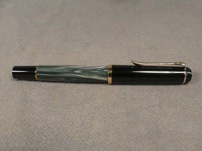 Pelikan M200 Kolbenfüller marmoriert - mit Stahlfeder F