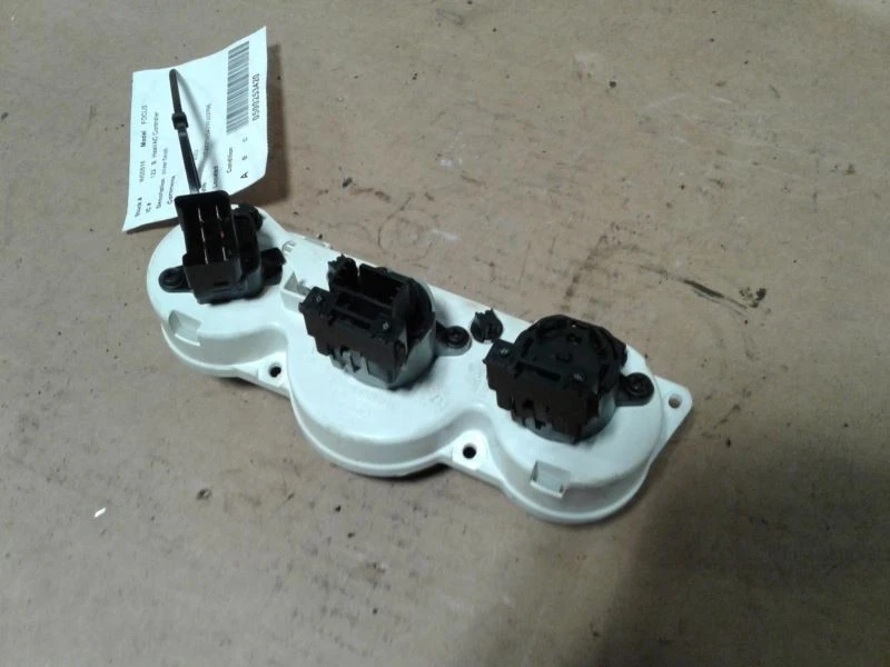 Heat A/C Climate Temperature Controls 2002 2003 2004 02-04 FORD FOCUS Tested - Image 2 of 4