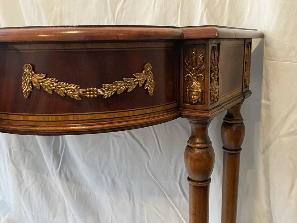 Consola Maitland Smith Luis XV con tapa de cuero y detalles de latón. Foto 3 de 4