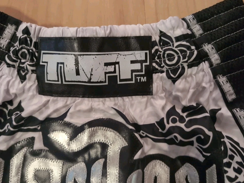 Pantalones Cortos de Boxeo TUFF Muay Thai The Great Hongsa Blanco Mediano Foto 2 de 4