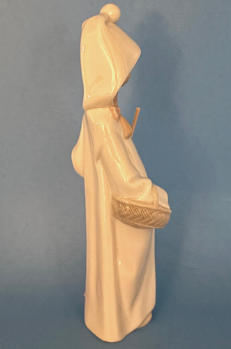 Lladro 4678 "Girl with Basket" Shepherdess, Children's Nativity - MWOB, RV$170 - Picture 4 of 15