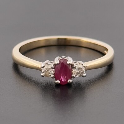 Ring 9 kt Gelbgold Rubin & Diamant mit drei Steinen Größe N gepunzt