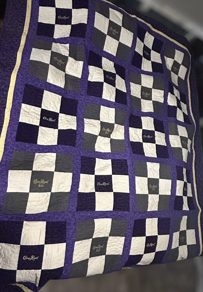 Edredón Crown Royal & Crown Royal XO cosido a mano (87,5” X 72") (acolchado a máquina) Foto 2 de 4