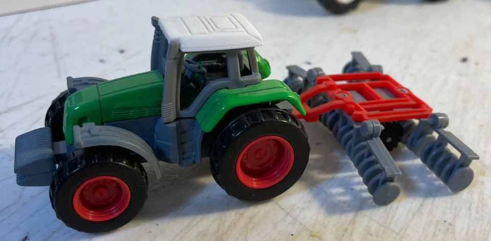 Pequeño depósito de chatarra diecast tractor verde Foto 2 de 4