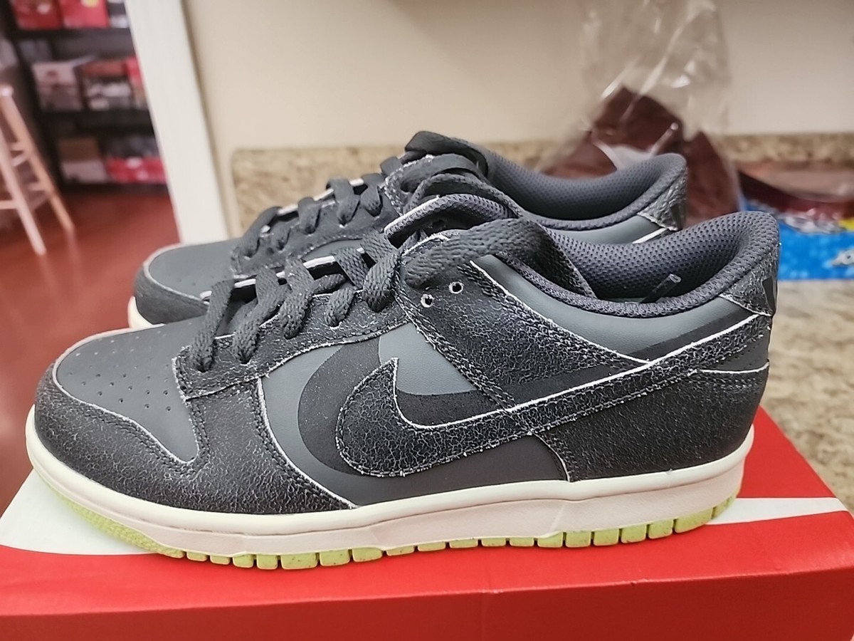 Nike dunk ‘Halloween-Cauldron’ kingjames Enters Crypto Arena rocking the @nike Dunk Low  main image 2