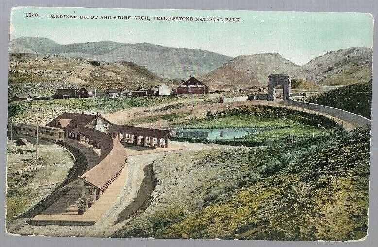 pk96469:Postcard-Vintage Gardiner Depot and Stone Arch,Yellowstone