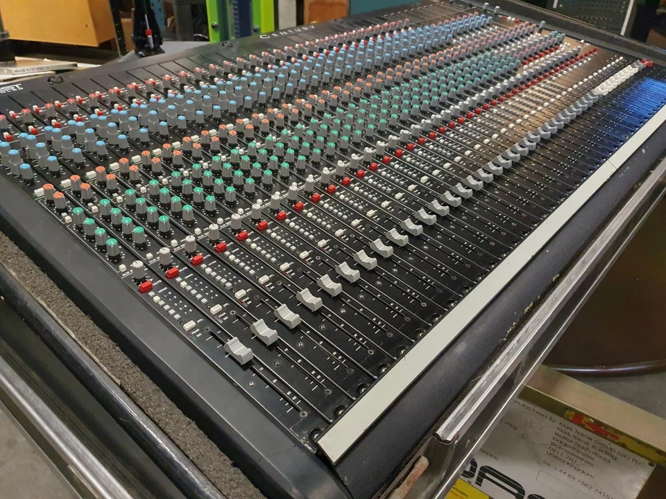 Crest live/studio console - 32-8-2 - Incl PSU and flightcase - Sold as is - Image 2 of 4