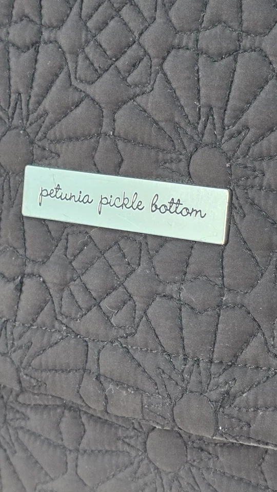 Mochila cuadrada Petunia Pickle - Bolsa de pañales acolchada con flores negras Bedford Avenue Stop Foto 2 de 4