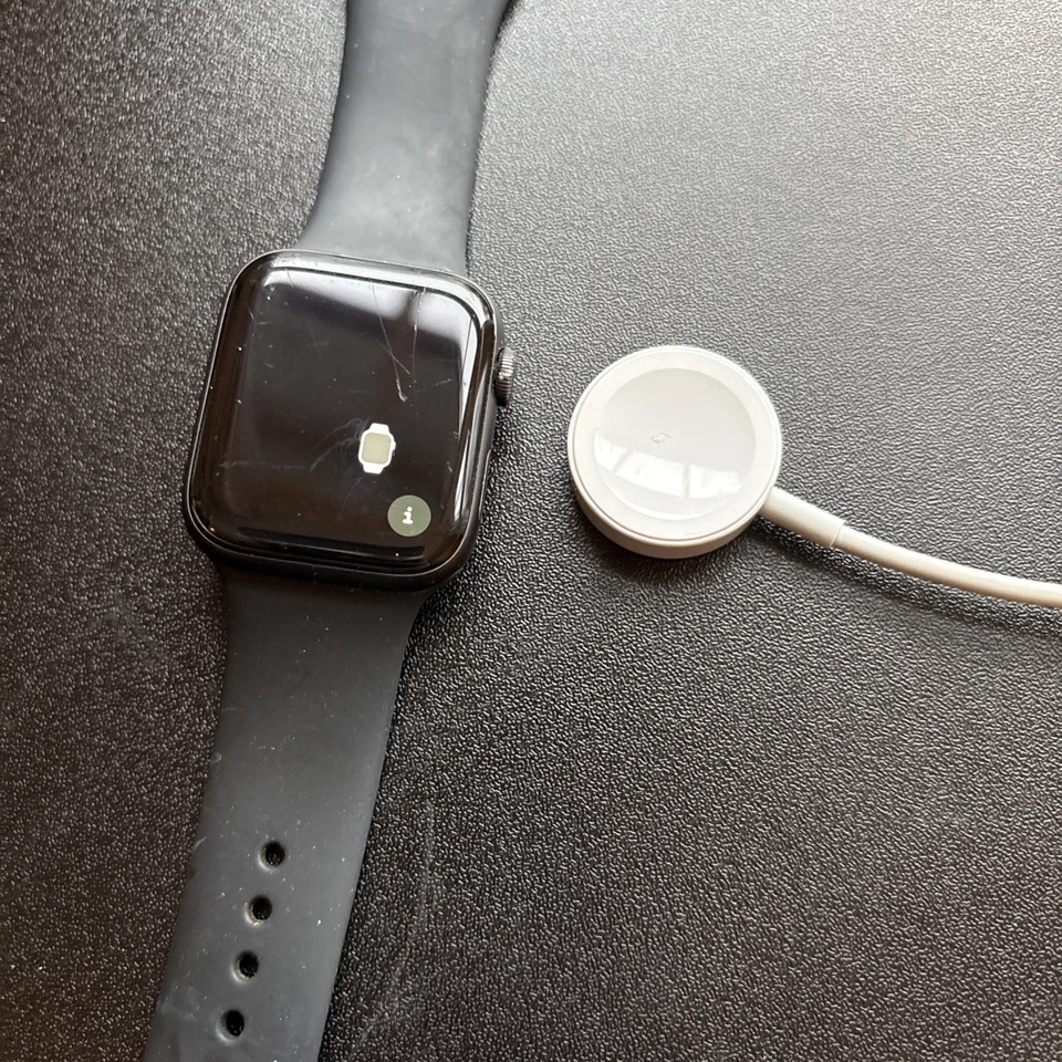 Apple Watch Series 4 44mm Aluminum gps Sport Band - Image 4 of 4