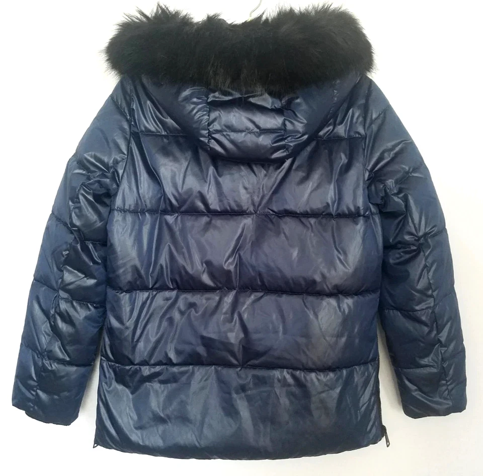 Chaqueta acolchada impermeable con capucha ribete de piel sintética azul marino de alto brillo DKNY CIRE talla S Foto 3 de 4