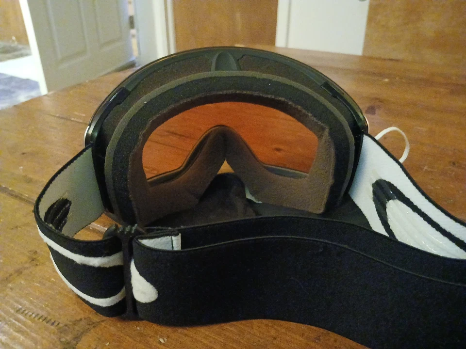 Oakley Prizm Ski / Snowboard Goggles. Barely Worn Bag Included. - Image 4 of 4