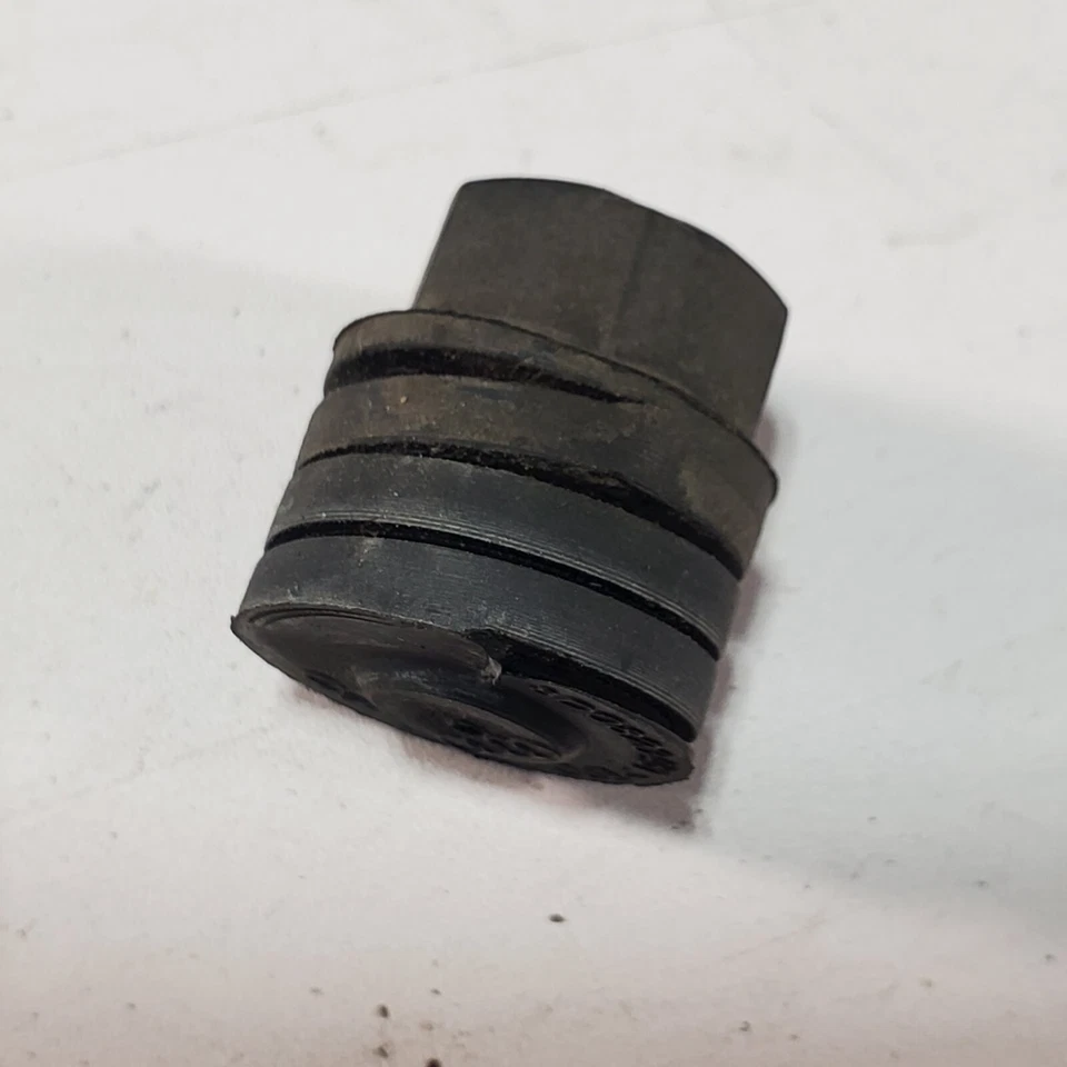 PARAGOLPES / TOPE DE TOPE HOOD JOUNCE - AUDI A3 A4 A5 RS4 RS5 - 8D0823481 OEM Foto 3 de 4