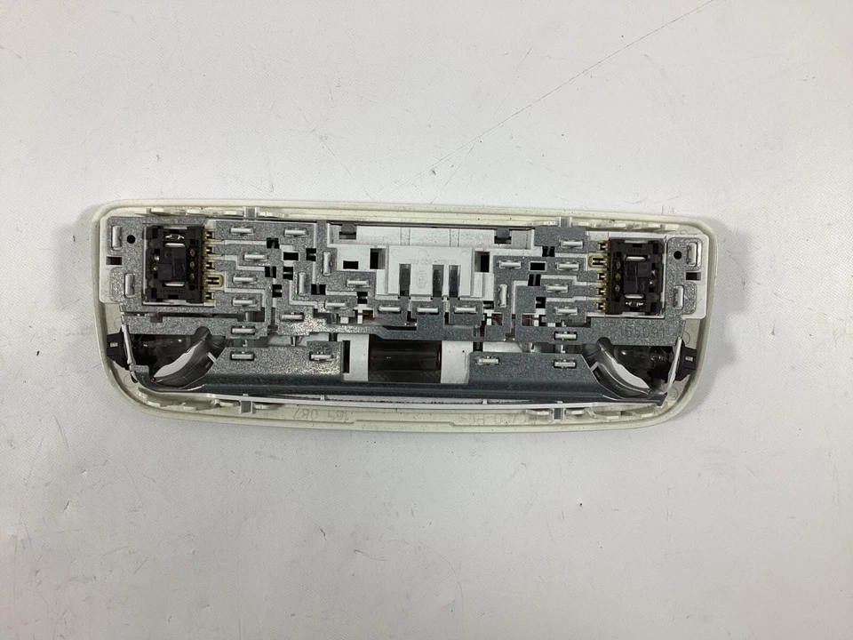 Luz domo superior trasera Mercedes Benz C300 2011-2015 A2048204901 OEM. Foto 2 de 4