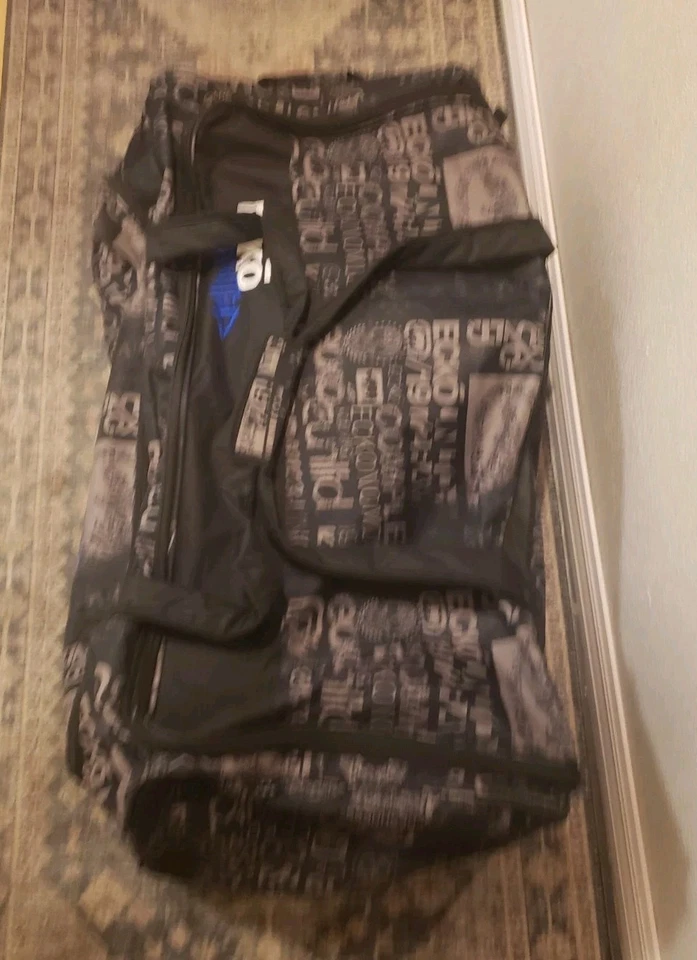 BOLSA DE LONA GRANDE CON RUEDAS ECKO UNLTD 32” SIN CORTAR LIGERAMENTE USADA  Foto 2 de 4