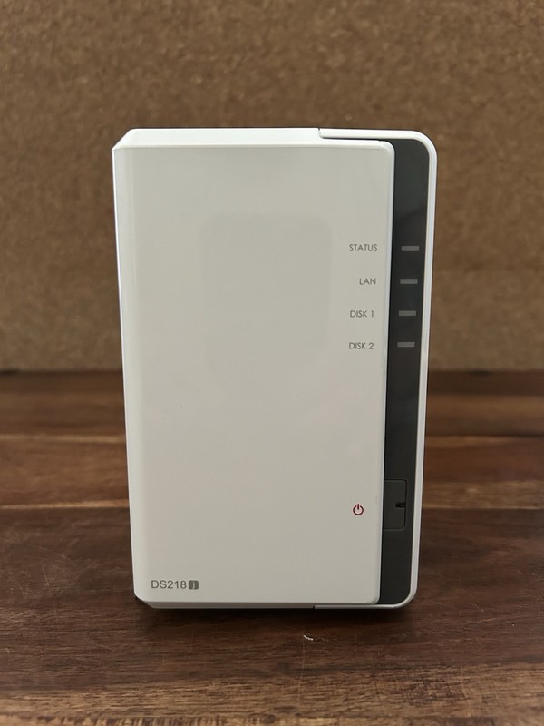 Synology DiskStation DS218J Desktop NAS enclosure White + 2 x 4TB HDDs Ironwolf