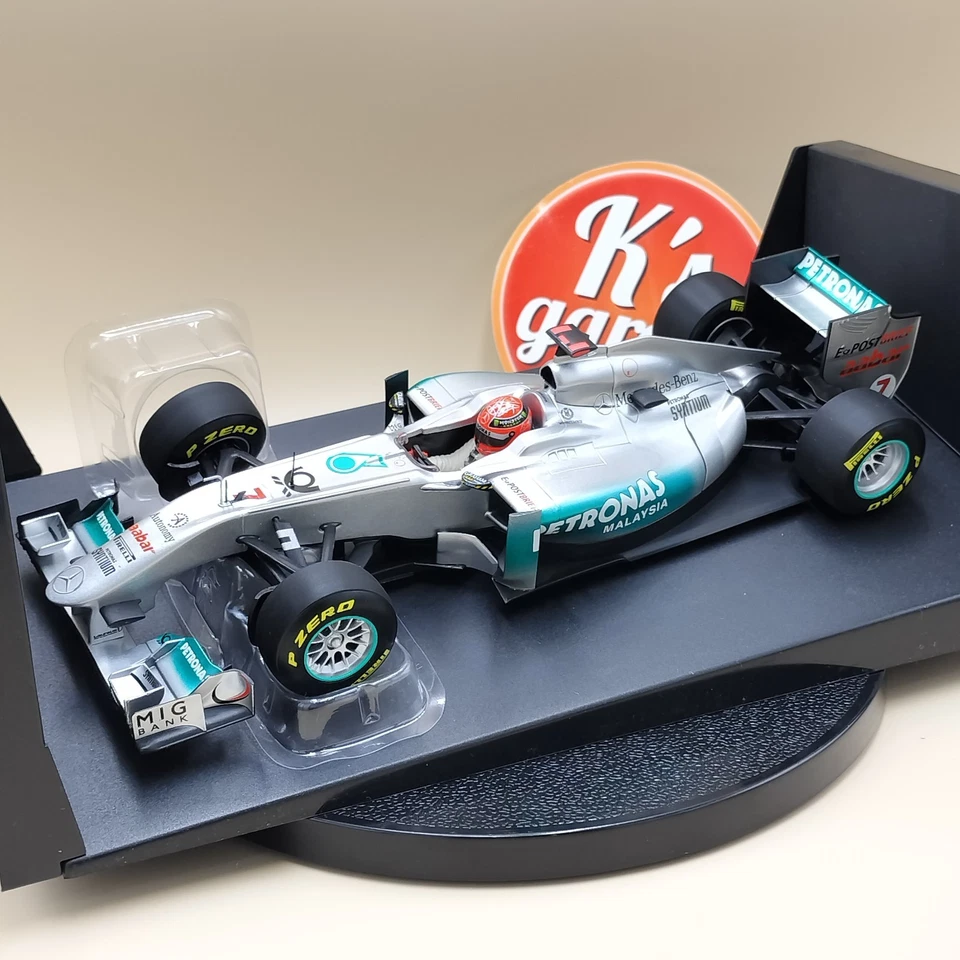 MINICHAMPS 1/18 Mercedes GP F1 Team Michael Schumacher Showcar 2011 113110177 - Image 2 of 4