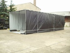 Mobile Raumzelle bestehend aus zwei Planen und einem Layher Gerüst (unvollst.)