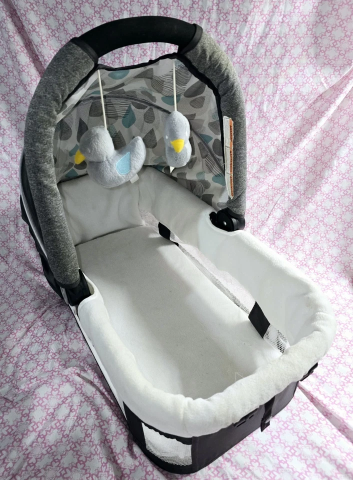 Cuna de viaje para bebés versátil con materiales de fácil limpieza y seguridad para dormir Foto 3 de 3