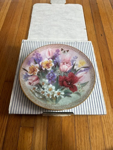 Tulip Ensemble Lena Liu Plate Symphony of Shimmering Beauty Bradex 84-G20-51.2