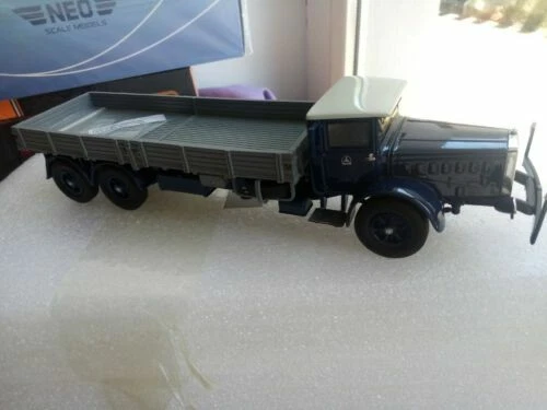 Véhicules miniatures bleus Neo Scale Models 1:43