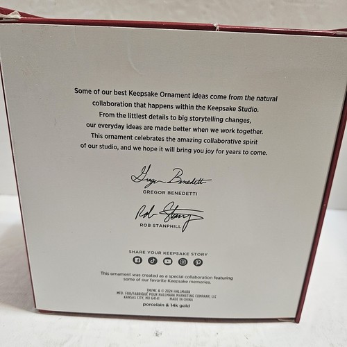 2024 Hallmark Wreath of Memories Porcelain 14k Gold Ornament NIB - Picture 5 of 14