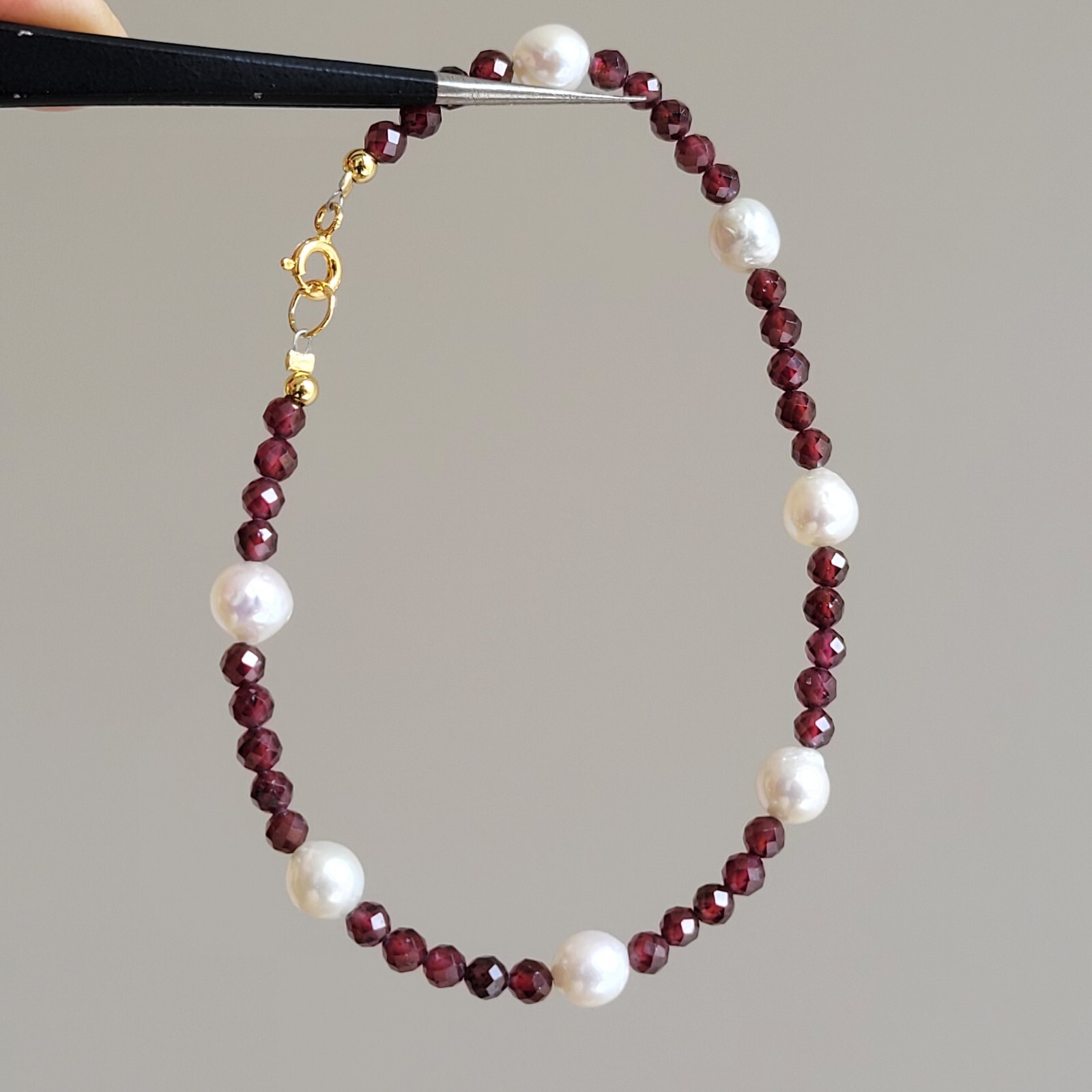 Bracelet grenat et perles de culture en argent doré pour vos soirées