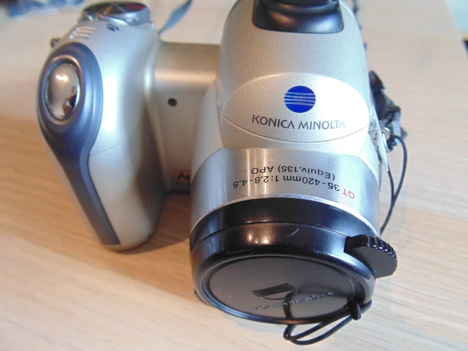 Konica Minolta DiMAGE Z5 Digital Camera 5.0MP, 256mb, 12x optical zoom, pouch - Image 2 of 4