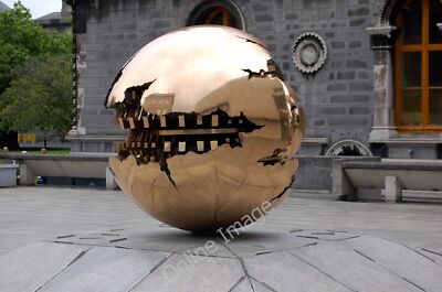 Photo 6x4 Sculpture at  TCD Baile Atha Cliath/O1632 Sculpture at Trinity c2010