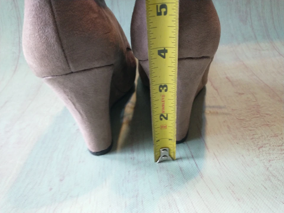 Botines Charlotte Russe de gamuza tostada con cuña para mujer talla 5,5? Foto 4 de 4