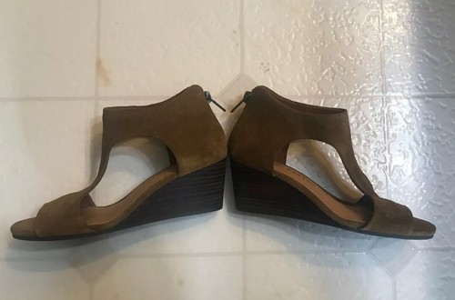 Lucky Brand T-Strap Cedar Suede Wedge Sandals Style: LKTEHIRR - Picture 7 of 8