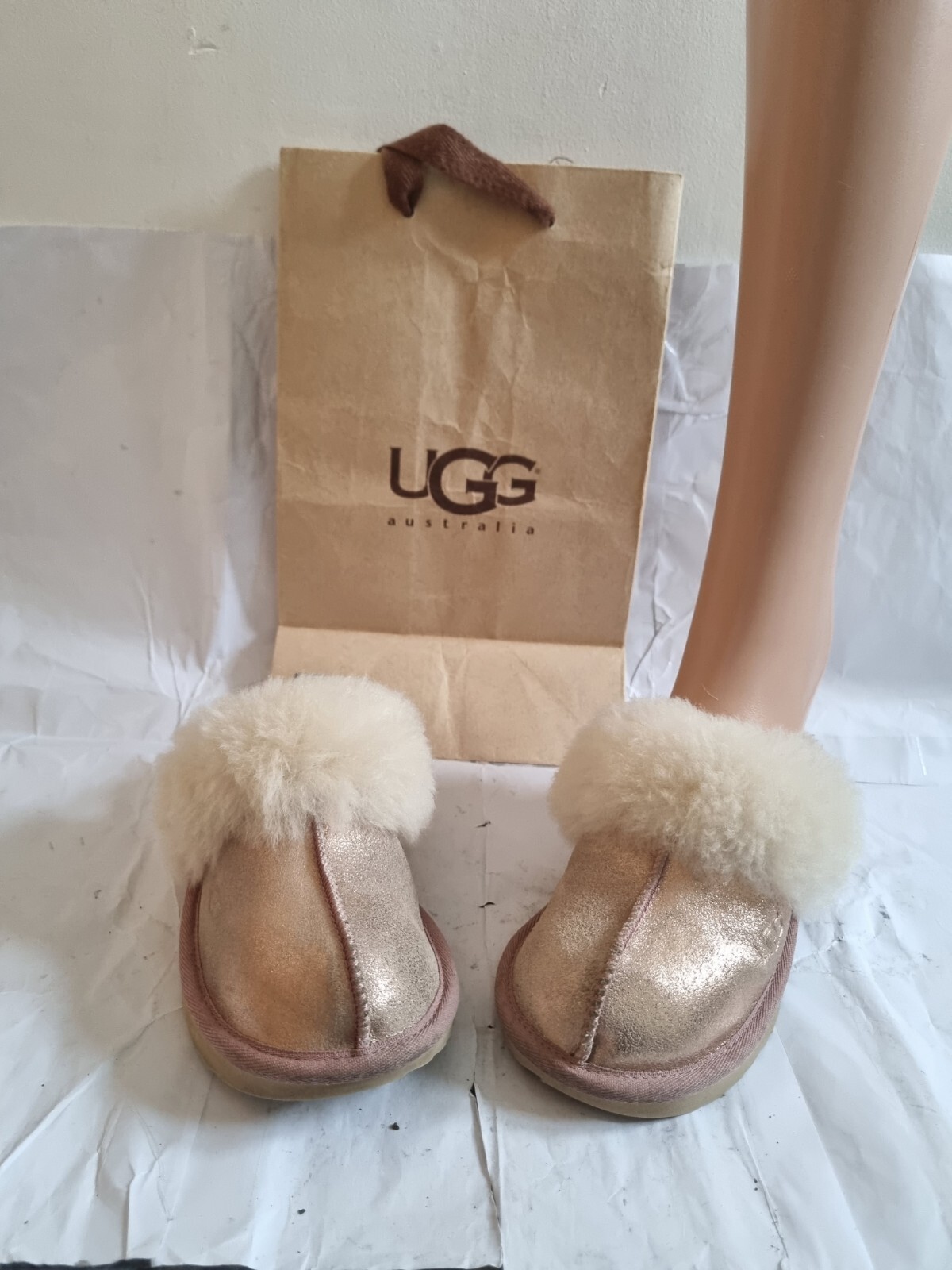 PANTOFOLA D’ORO PANTOFOLE UGG UGGS BAMBINA TAGLIA UK 12. COLORE ORO.