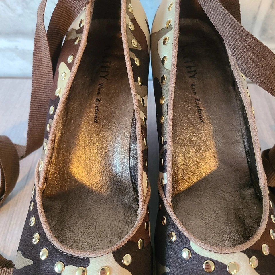 Zapatos de cuña Kathy Van Zeeland camuflados balletcore tachuelas doradas talla 9,5 * Foto 3 de 4