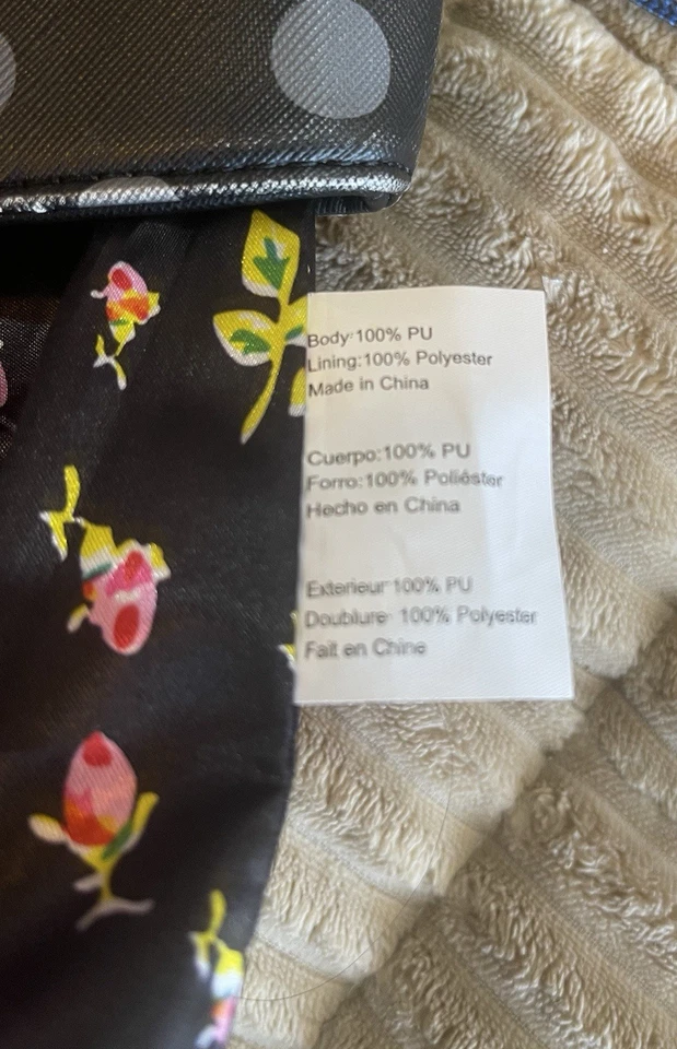 Bolso de Mano Betsey Grande Metal e Imitación Cuero Correa Asa Negro con Caja Roja Pintada Frontal Foto 4 de 4