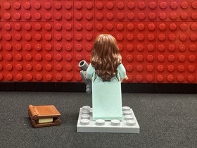 LEGO Pirates of the Caribbean Carina Smyth Minifigure 71042