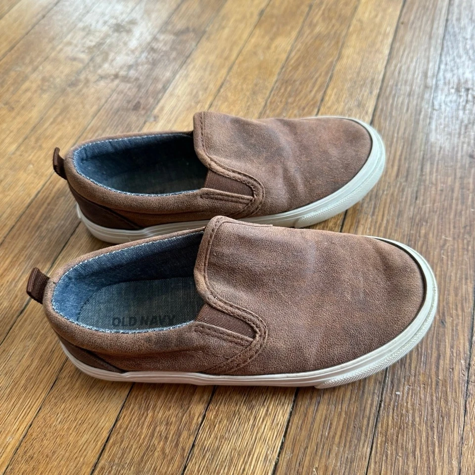 Zapatillas sin cordones Old Navy de cuero sintético para niño Foto 3 de 4