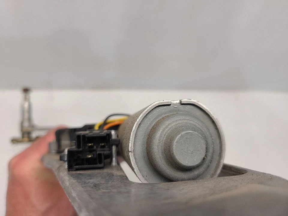 Двигатель заднего стеклоочистителя 1998-00 Volvo V70 XC (универсал)  - Изображение 4 из 4