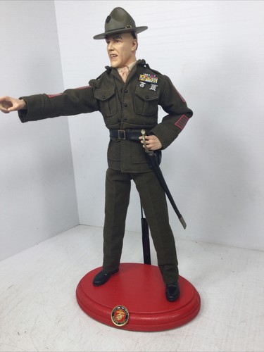 1/6 USMC MARINE GUNNERY SERGEANT R LEE ERMEY IN FULL DRESS GREENS SWORD & STAND - Picture 23 of 24