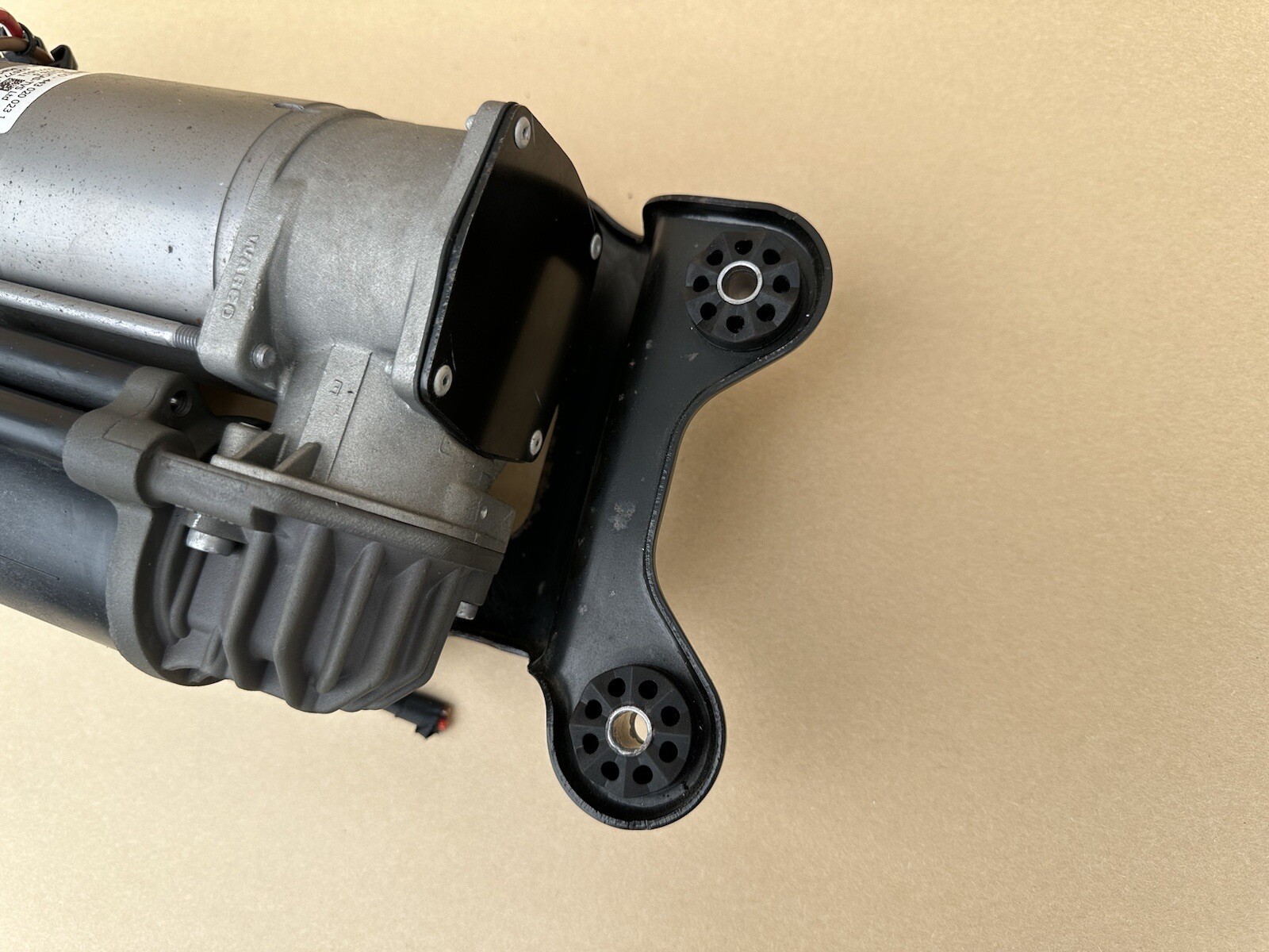 2014-2018 BMW F15 X5 OEM Air Suspension Compressor Pump 