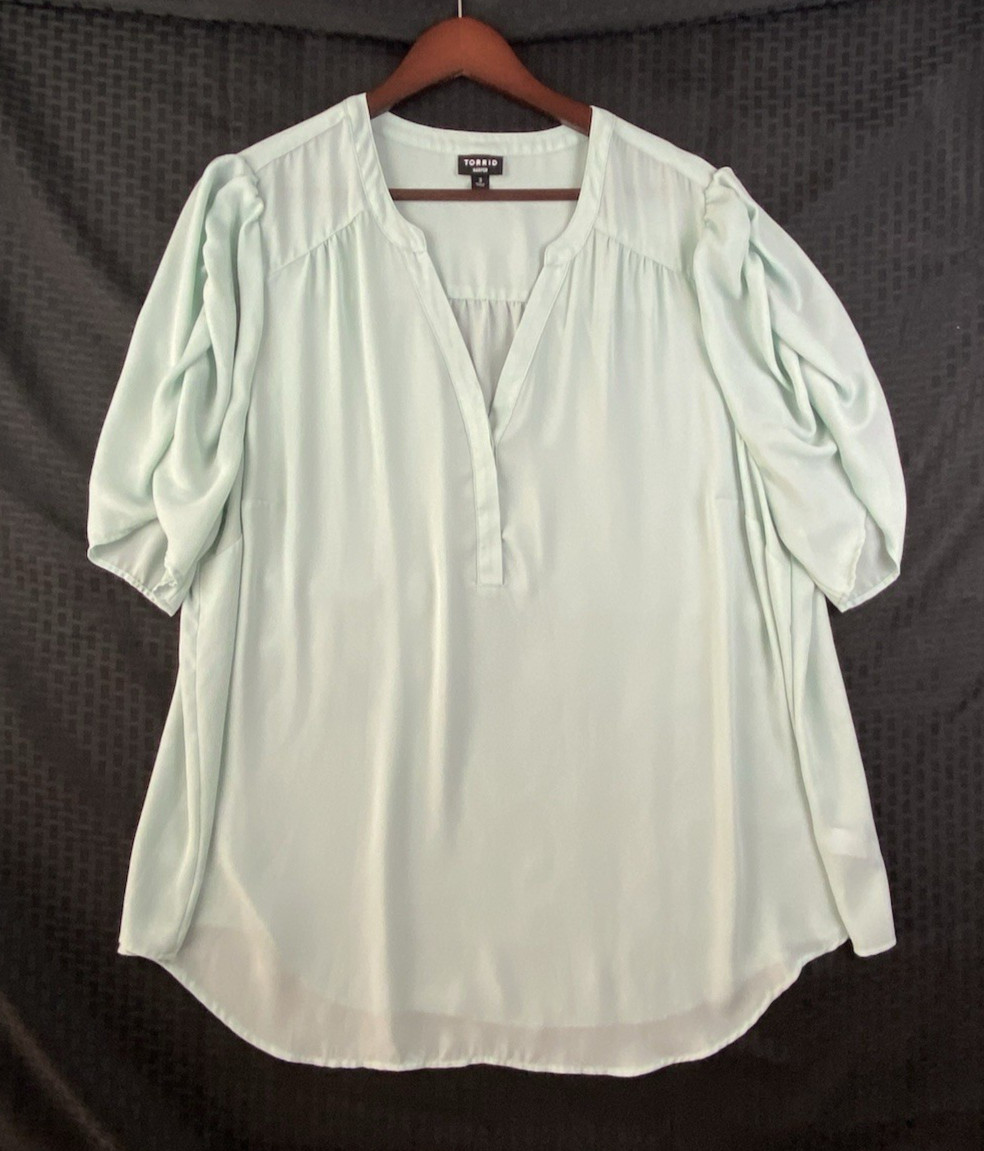 Torrid Womens Harper Size 3 Short Sleeve Pullover Blouse  Seafoam Green V-Neck