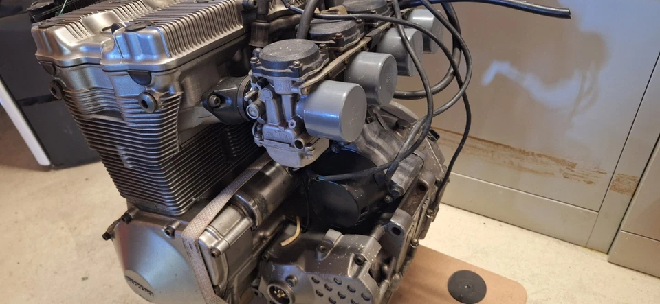 Suzuki GSF 600 Bandit GN77B Motor mit Anbauteilen Vergaser - Bild 4 von 4