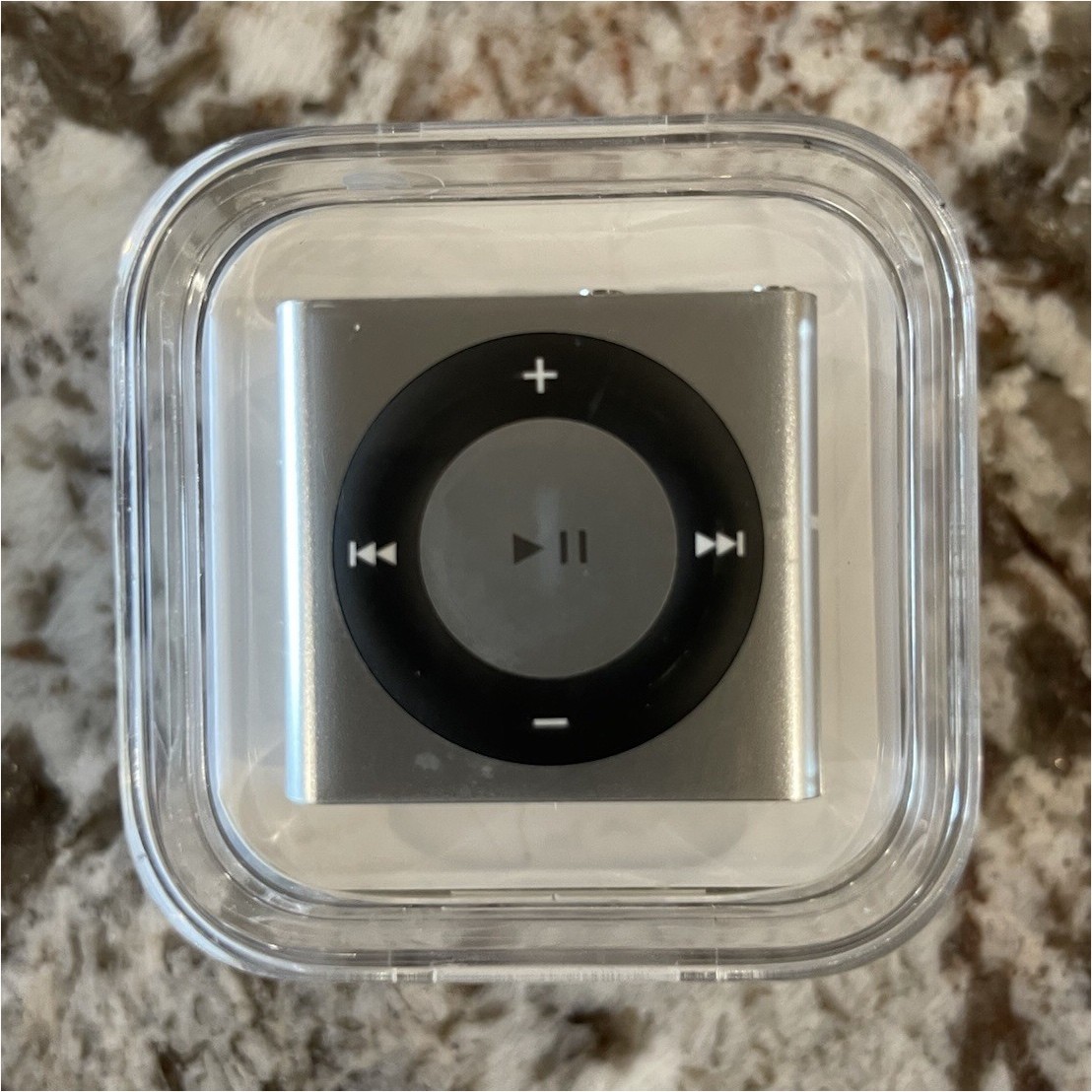 Apple iPod shuffle 4th Gen 2GB Silver USB 2.0 MP3/AAC PC584L