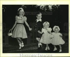 1995 Press Photo Jan, Bart, Kristen and Anna McLendon at their estate