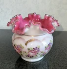 Fenton Peach Crest Melon Shape Ruffled Vase Charleton Line Rose Decoration 5,25”